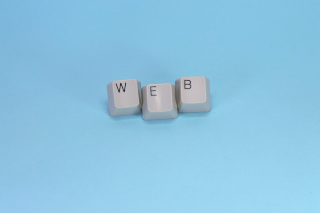how to find neche and keyword for website - keys on blue background web